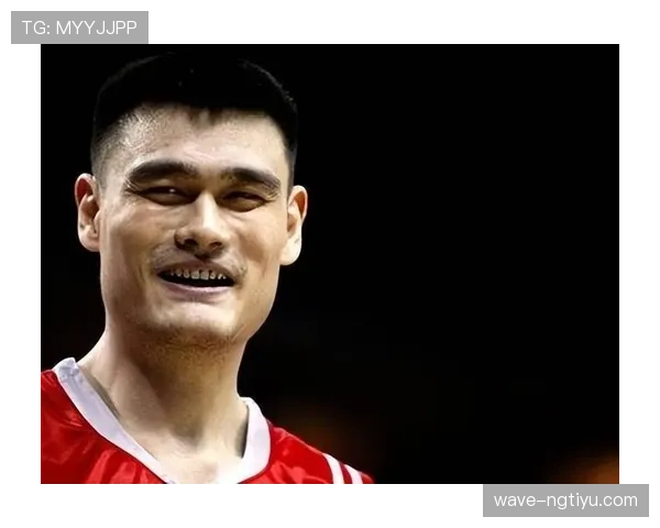 姚明退役后这身材管理也太狠了，饭局上别人喝酒他啃鸡胸肉？